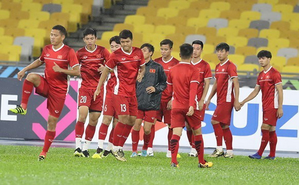 Buổi tập làm quen sân thi đấu Bukit Jalil của đội tuyển Việt Nam từ 19 giờ đến 20 giờ ngày 10/12 đã diễn ra trong điều kiện thời tiết không thuận lợi, trời có mưa kèm sấm chớp từ trước khi thầy trò HLV Park Hang-seo ra sân.(Ảnh: Hoàng Linh/TTXVN)