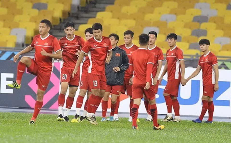 Buổi tập làm quen sân thi đấu Bukit Jalil của đội tuyển Việt Nam từ 19 giờ đến 20 giờ ngày 10/12 đã diễn ra trong điều kiện thời tiết không thuận lợi, trời có mưa kèm sấm chớp từ trước khi thầy trò HLV Park Hang-seo ra sân.(Ảnh: Hoàng Linh/TTXVN)