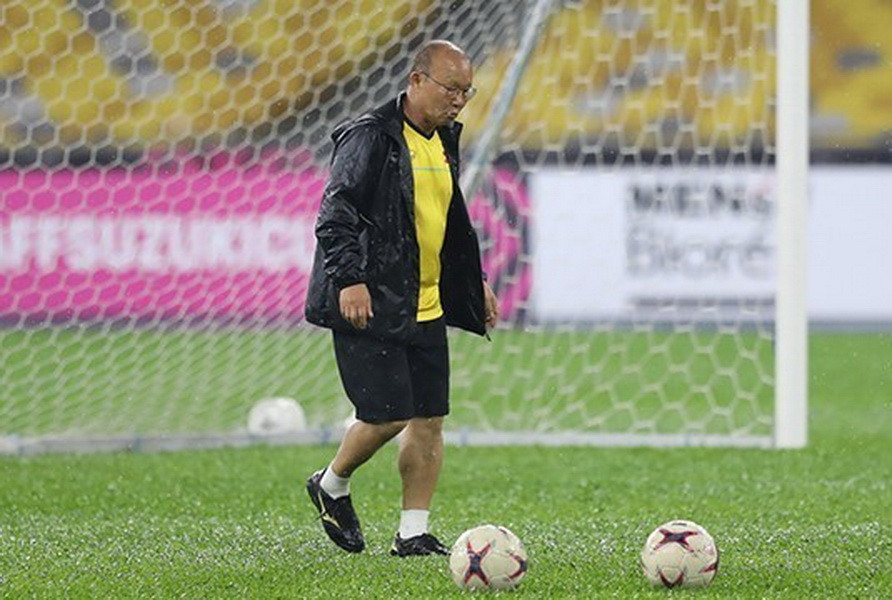 HLV Park Hang-seo tại buổi tập của đội tuyển Việt Nam. (Ảnh: Hoàng Linh/TTXVN)