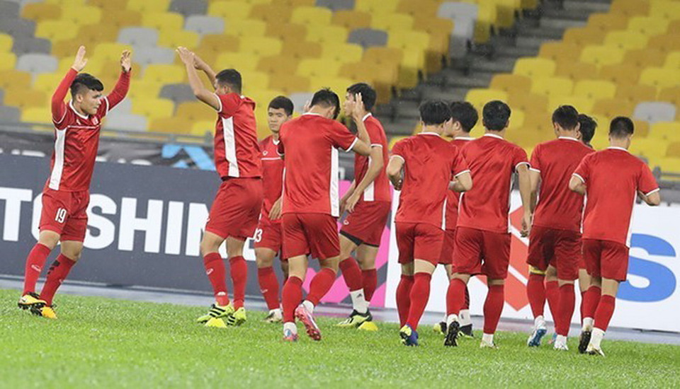 Các cầu thủ chia làm 2 nhóm để tập luyện (Ảnh: Hoàng Linh/TTXVN)