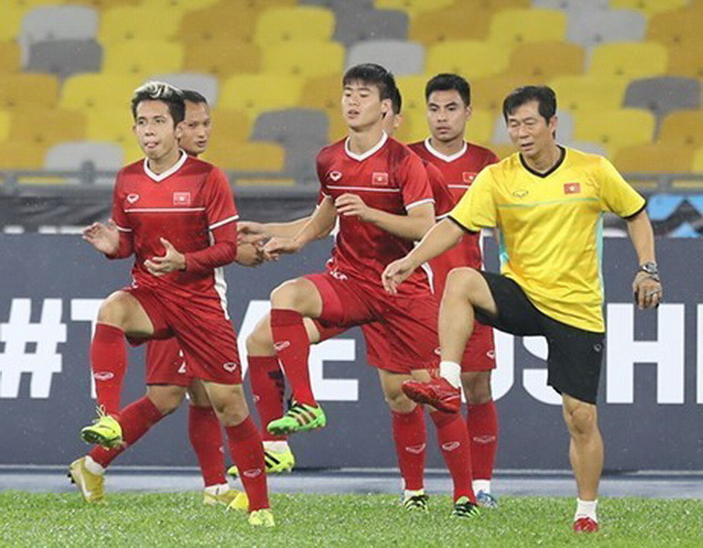 Các cầu thủ với bài tập khởi động (Ảnh: Hoàng Linh/TTXVN)