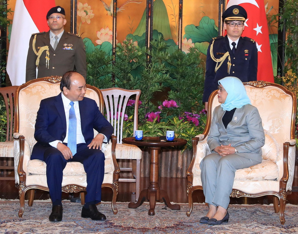 Thủ tướng Nguyễn Xuân Phúc chào xã giao Tổng thống Singapore Halimah Yacob. (Ảnh: Thống Nhất/TTXVN)