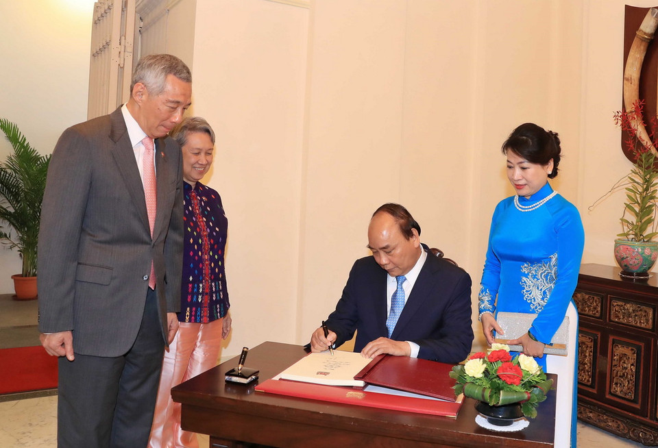 Thủ tướng Nguyễn Xuân Phúc ghi sổ lưu niệm. (Ảnh: Thống Nhất/TTXVN)