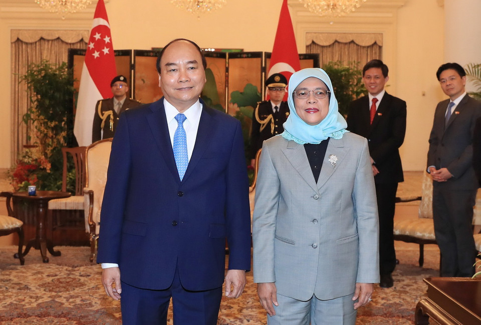 Thủ tướng Nguyễn Xuân Phúc chào xã giao Tổng thống Singapore Halimah Yacob. (Ảnh: Thống Nhất/TTXVN)