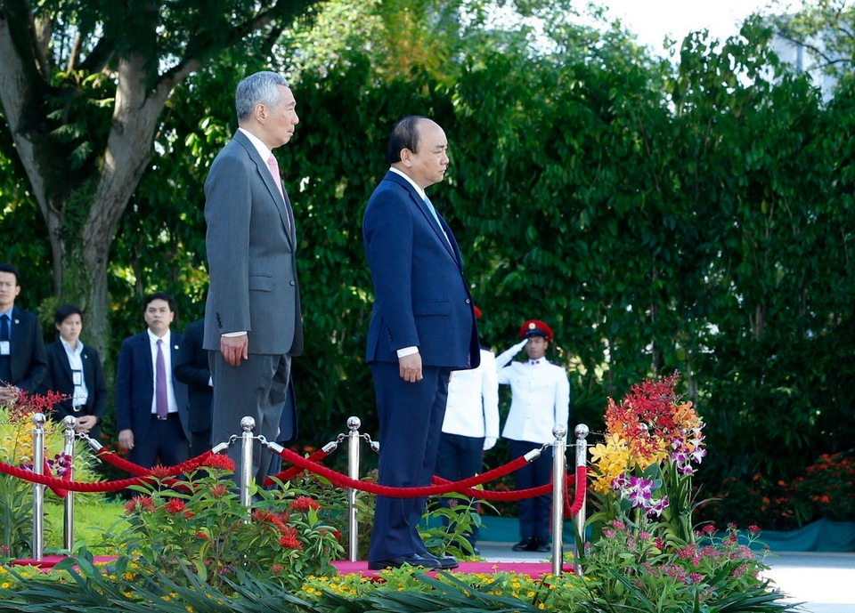 Thủ tướng Nguyễn Xuân Phúc và Thủ tướng Singapore Lý Hiển Long tại lễ đón. (Ảnh: Thống Nhất/TTXVN)