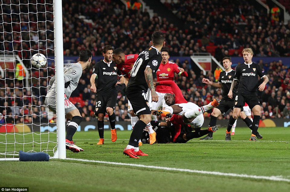 Những nỗ lực còn lại của M.U cũng chỉ giúp họ có bàn thắng danh dự của Lukaku.