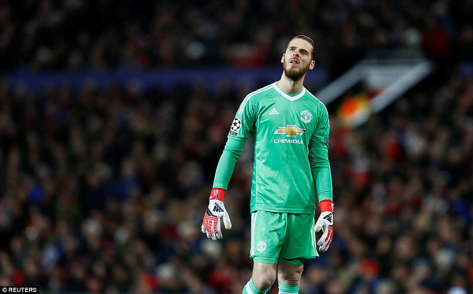 ...khiến David de Gea chỉ còn biết lắc đầu ngao ngán.