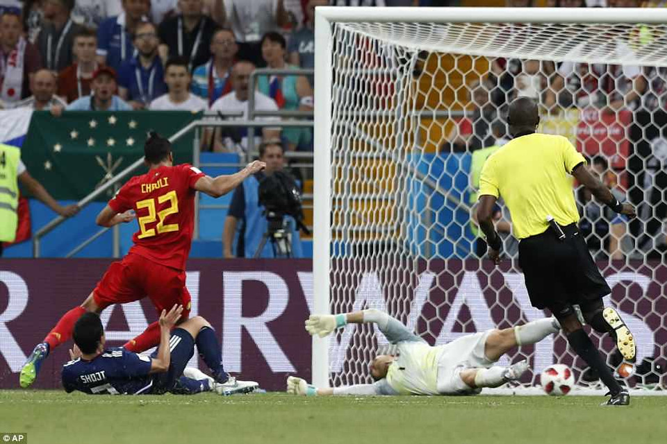 ...và Nacer Chadli đã kết thúc hoàn hảo pha bóng đó...