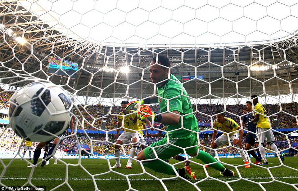 Osako bật cao đánh đầu khiến Ospina bó tay...