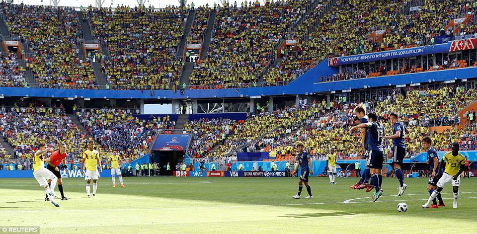 Sau những nỗ lực bất thành,Colombia cũng đã bất ngờ có bàn thắng sau pha đá phạt tinh quái của Juan Quintero.