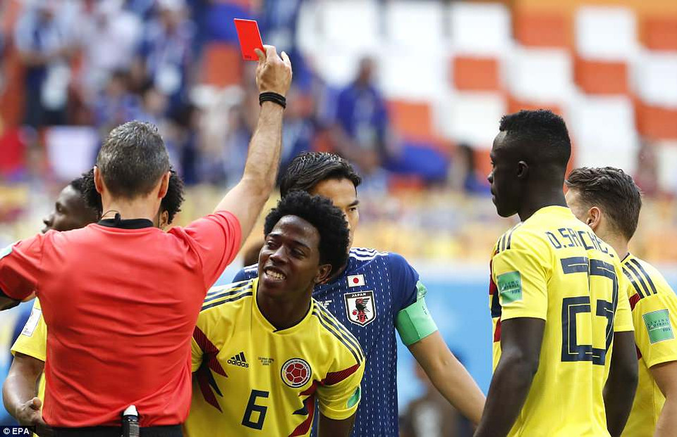 ...khi Sanchez nhận thẻ đỏ trực tiếp vì dùng tay cản bóng trong vòng cấm, còn Colombia bị phạt penalty.