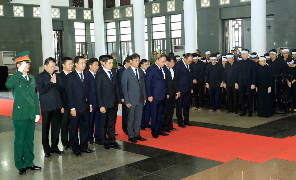 Đoàn Tổng cục Thuế viếng Chủ tịch nước Trần Đại Quang. (Ảnh: TTXVN)