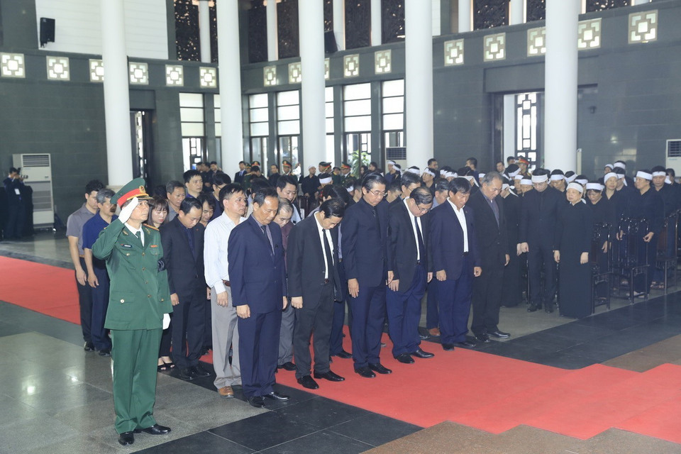 Đoàn Ban Nội chính Trung ương, do đồng chí Võ Văn Dũng, Ủy viên Trung ương Đảng, Phó Trưởng ban Thường trực Ban Nội chính Trung ương làm Trưởng đoàn, viếng Chủ tịch nước Trần Đại Quang. (Ảnh: Nhan Sáng/TTXVN)