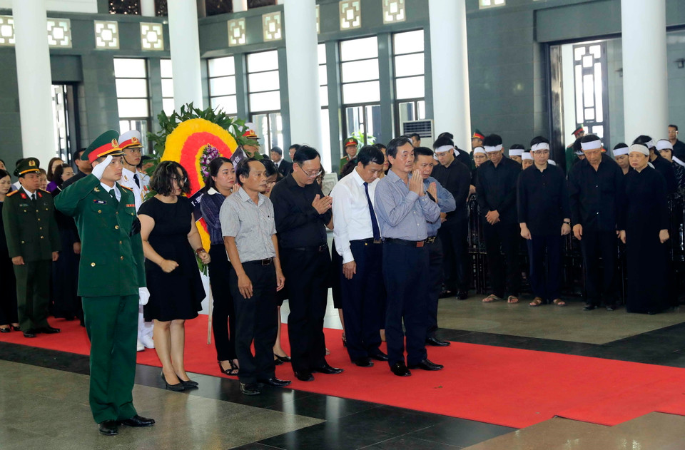 Đoàn Liên hiệp các hội Khoa học và Kỹ thuật Việt Nam viếng Chủ tịch nước Trần Đại Quang. (Ảnh: TTXVN)