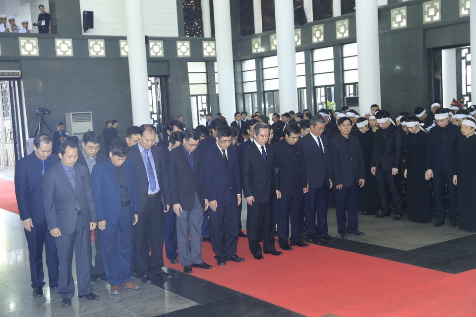 Đoàn Ban Kinh tế Trung ương, do đồng chí Nguyễn Văn Bình, Ủy viên Bộ Chính trị, Bí thư Trung ương Đảng, Trưởng Ban Kinh tế Trung ương làm Trưởng đoàn, viếng Chủ tịch nước Trần Đại Quang. (Ảnh: Nhan Sáng/TTXVN)