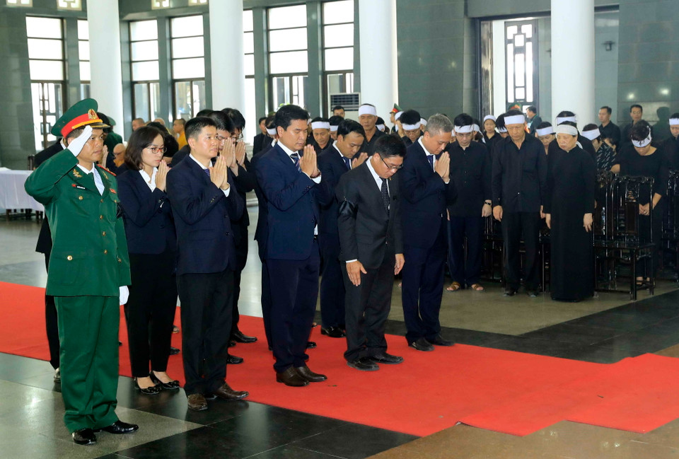 Đoàn Tổng cục Thuế viếng Chủ tịch nước Trần Đại Quang. (Ảnh: TTXVN)