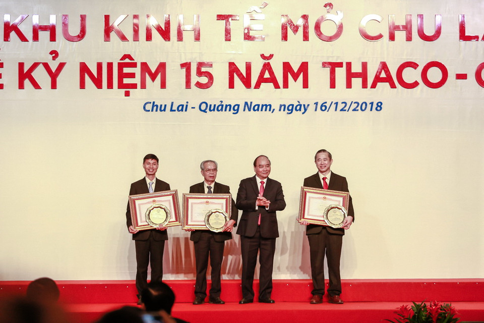 Thủ tướng Nguyễn Xuân Phúc trao tặng Bằng khen của Thủ tướng Chính phủ cho các cá nhân có thành tích xuất sắc.