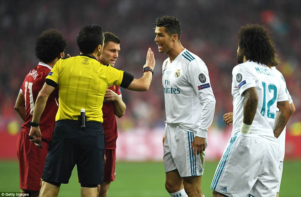 ...khiến Real Madrid bế tắc trong việc tổ chức tấn công và giành lại thế trận.