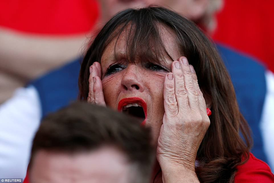 Trên khán đài, người hâm mộ Liverpool cảm thấy lo lắng khi chứng kiến niềm hy vọng của mình đau đớn rời sân.