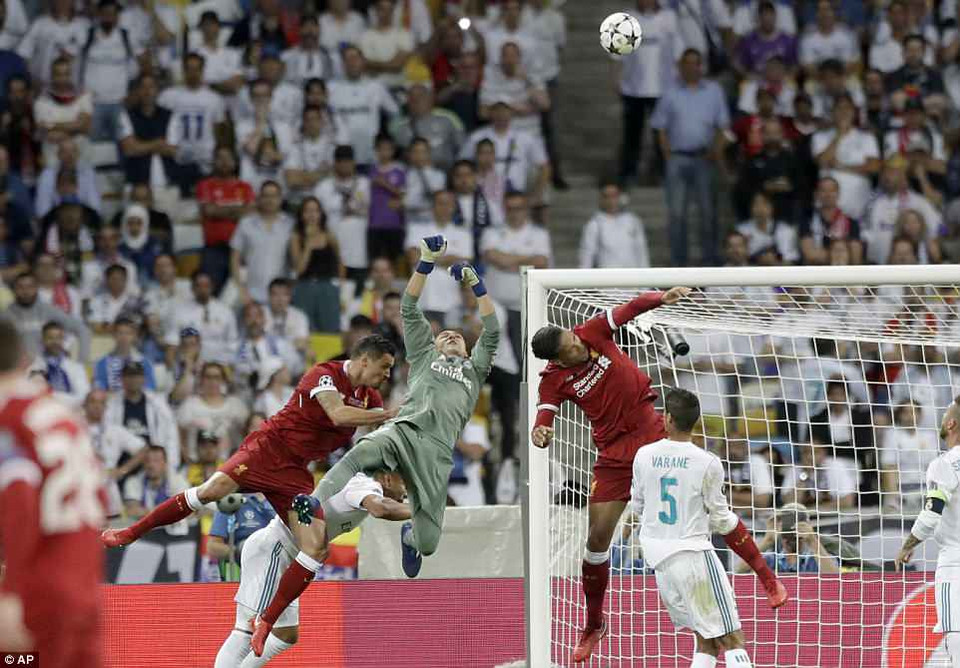 'Lữ đoàn đỏ' chơi ép sân ngay sau tiếng còi khai cuộc...