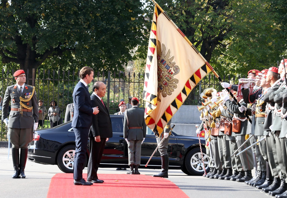 Nghi thức đón Thủ tướng Nguyễn Xuân Phúc tại Văn phòng Thủ tướng Áo ở thủ đô Vienna. (Ảnh: Thống Nhất/TTXVN)
