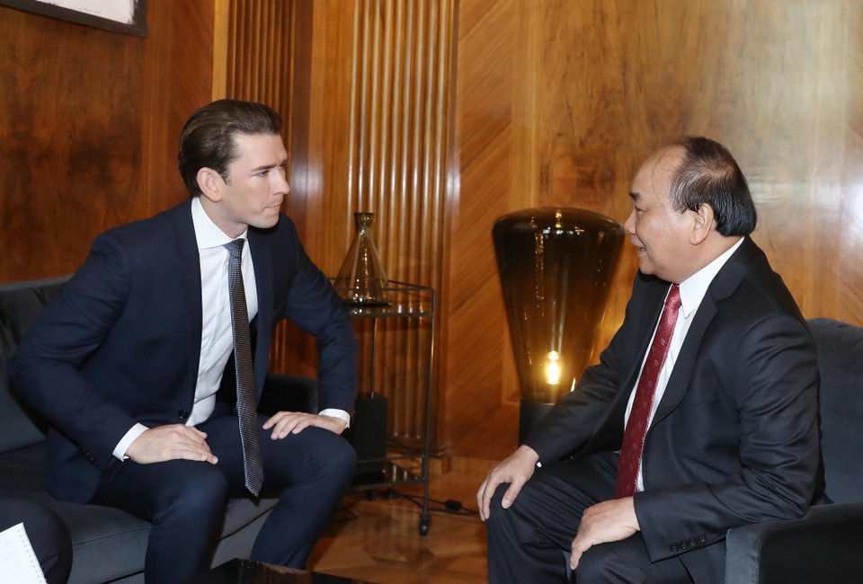Thủ tướng Áo Sebastian Kurz gặp riêng Thủ tướng Nguyễn Xuân Phúc trước hội đàm. (Ảnh: Thống Nhất/TTXVN)