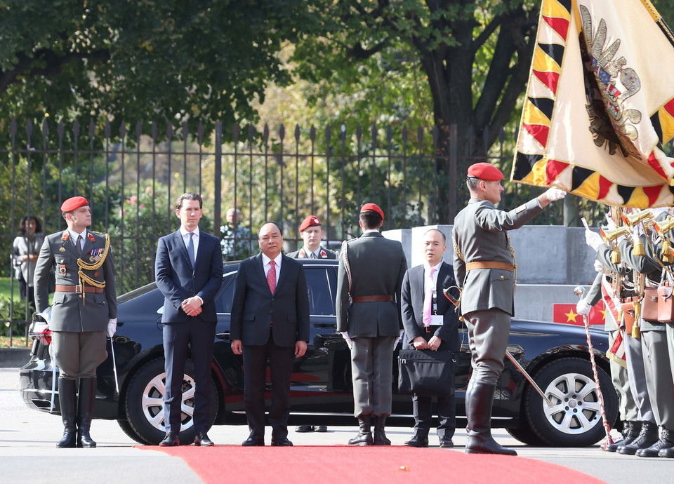 Nghi thức đón Thủ tướng Nguyễn Xuân Phúc tại Văn phòng Thủ tướng Áo ở thủ đô Vienna. (Ảnh: Thống Nhất/TTXVN)