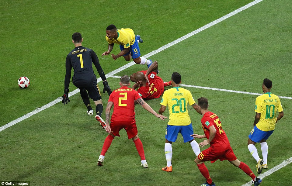 Jesus cũng có tình huống ngã trong vòng cấm nhưng Brazil không được hưởng penalty.