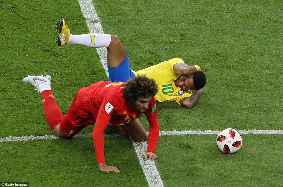 Bên kia chiến tuyến, Neymar vẫn trở thành tâm điểm chỉ trích khi vẫn có nhiều tình huống ăn vạ.