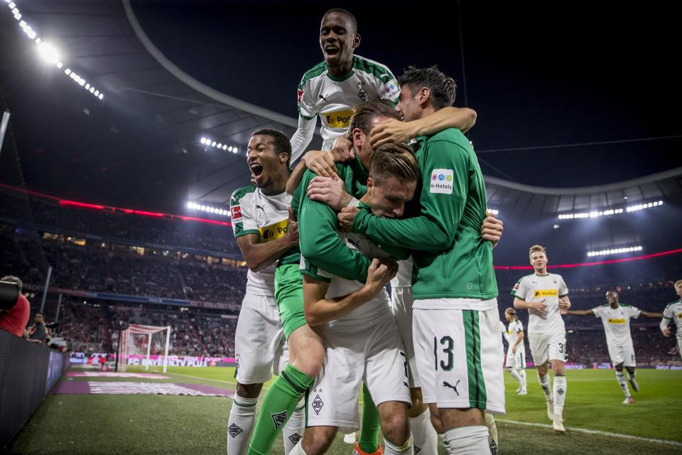 Và chỉ ít phút trước khi trận đấu khép lại, Monchengladbach có bàn thắng ấn định tỷ số 3-0 của Patrick Herrmann.