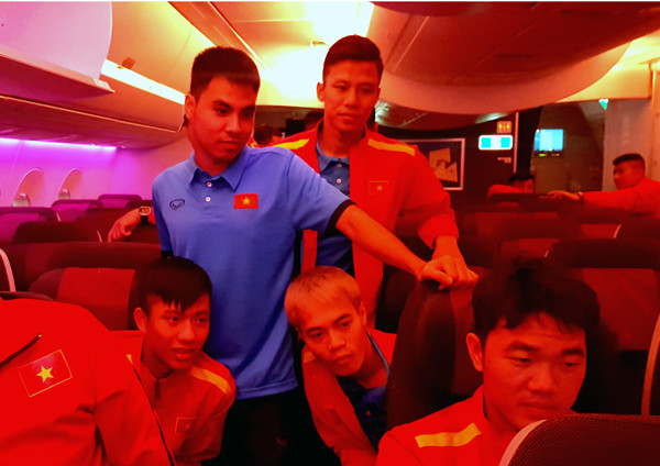 Sau hơn 10 giờ di chuyển, đội tuyển Việt Nam đã đặt chân tới Doha (Qatar). (Nguồn: VFF)
