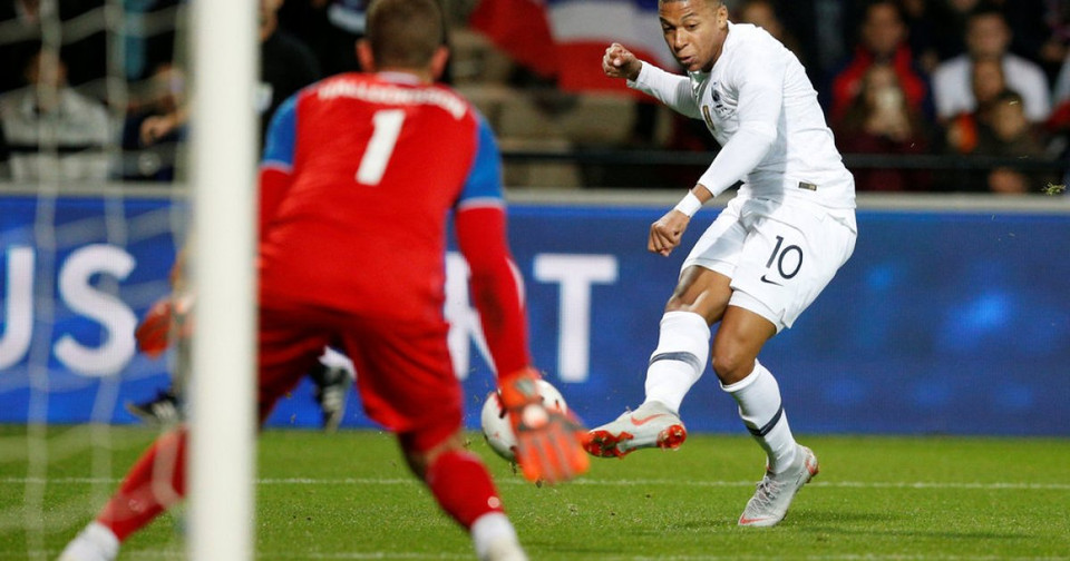 Mbappe sau đó được tung vào sân và đã thay đổi tình thế, khi chính anh là người khiến Holmar Oern Eyjolfsson phản lưới nhà sau cú sút rất căng.