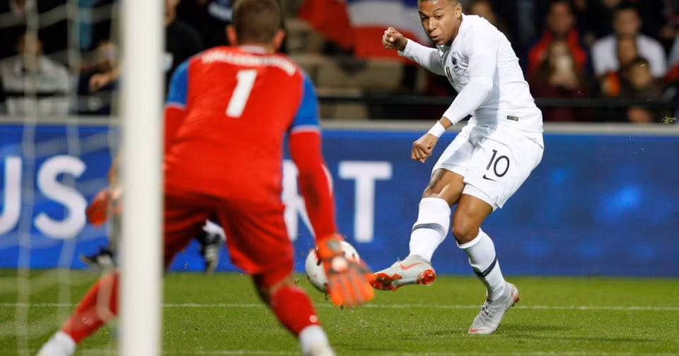 Mbappe sau đó được tung vào sân và đã thay đổi tình thế, khi chính anh là người khiến Holmar Oern Eyjolfsson phản lưới nhà sau cú sút rất căng.