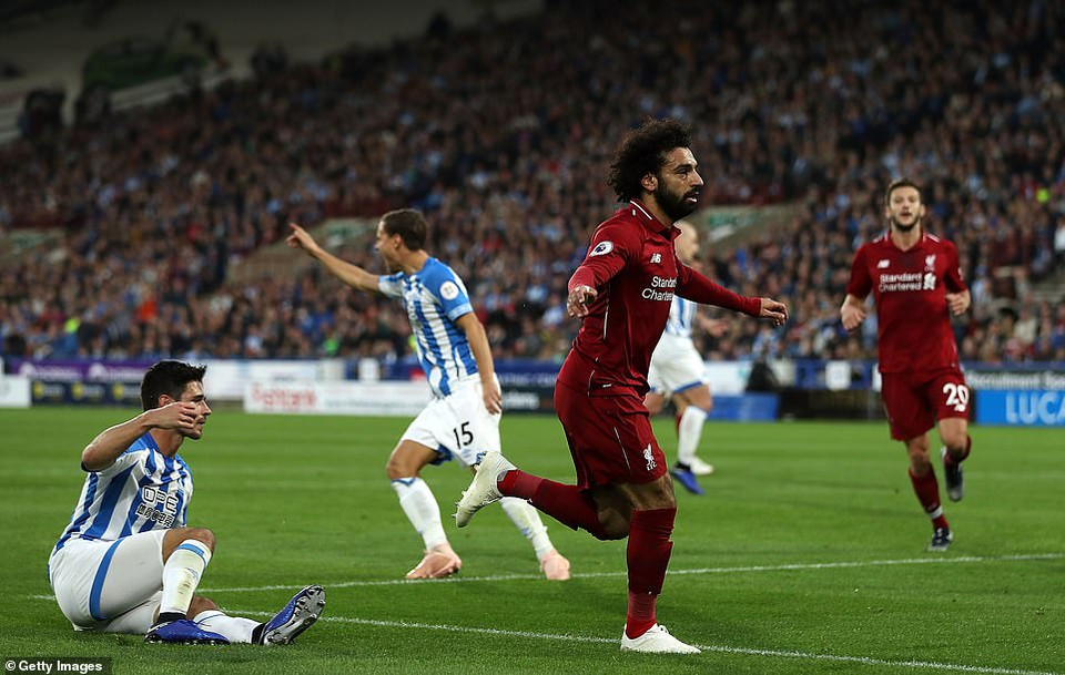 Ở vòng đấu này, Liverpool cũng giành trọn 3 điểm sau chiến thắng nhọc nhằn 1-0 trước Huddersfield Town bằng pha lập công duy nhất của Salah.