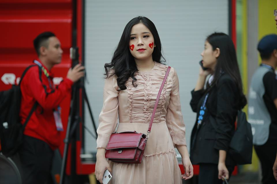 Trận cầu Việt Nam vs Campuchia tại AFF Suzuki Cup 2018 trên sân Hàng Đẫy đang trở nên nóng hơn bao giờ hết với sự cổ vũ của dàn nữ cổ động viên. (Ảnh: Minh Sơn/Vietnam+)