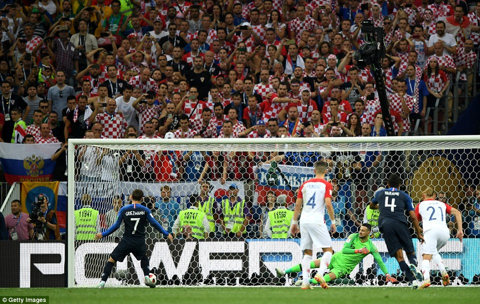 Trên chấm 11m, Antoine Griezmann không mắc sai lâm để ghi bàn thứ 2 từ khoảng cách này sau khi nhờ VAR.