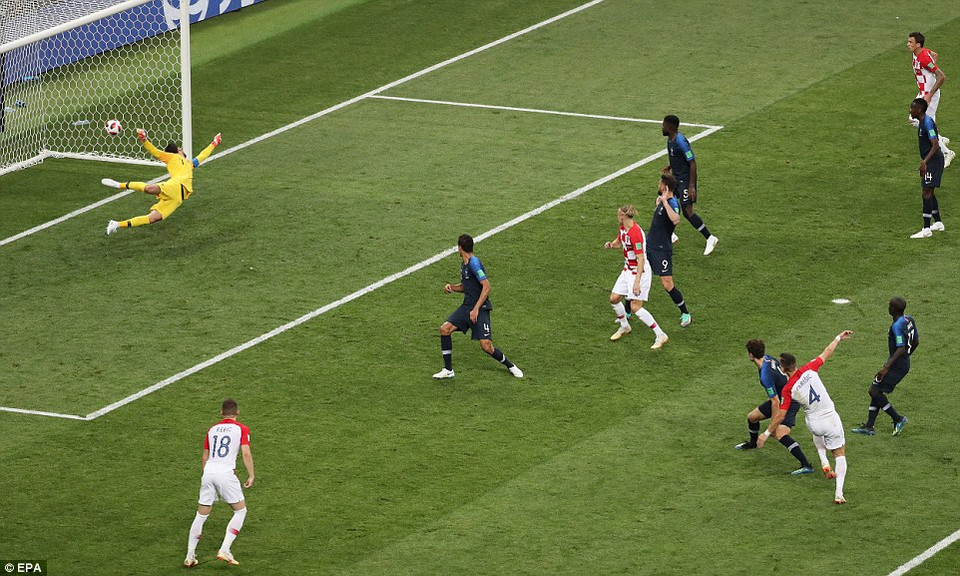 ...với một pha dứt điểm hiểm hóc.