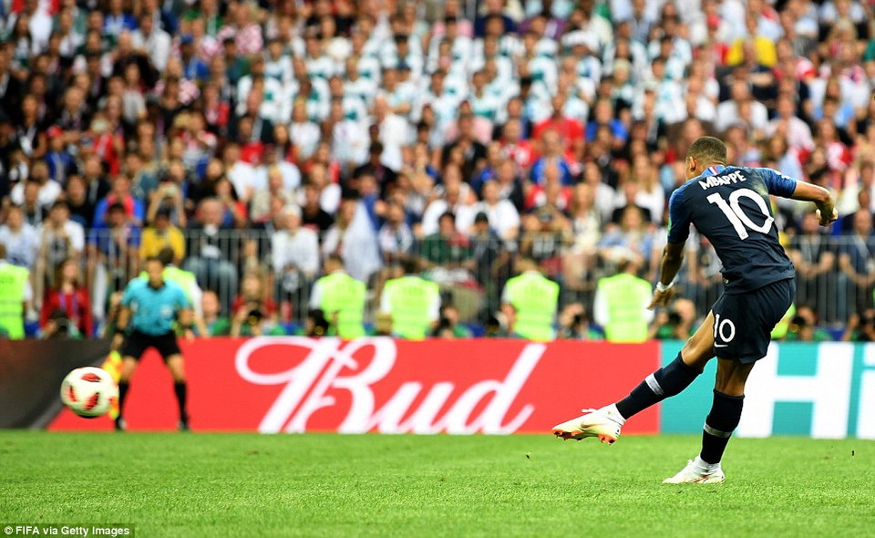 Chỉ đúng 6 phút sau, Mbappe đã chấm dứt mọi nỗ lục của Croatia bằng bàn thắng nâng tỷ số 4-1.