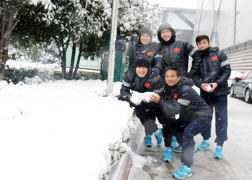 Các cầu thủ tạo dáng dưới khung cảnh được phủ trắng bởi tuyết. (Nguồn: VFF)