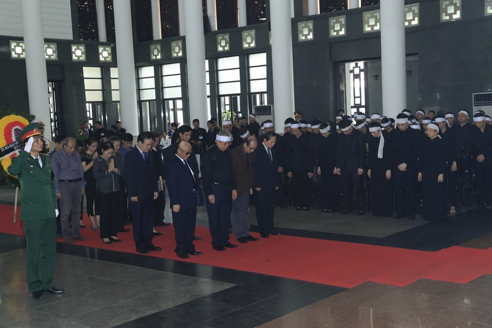 Đoàn Hội đồng chức danh Giáo sư nhà nước viếng Chủ tịch nước Trần Đại Quang. (Ảnh: Nhan Sáng/TTXVN)