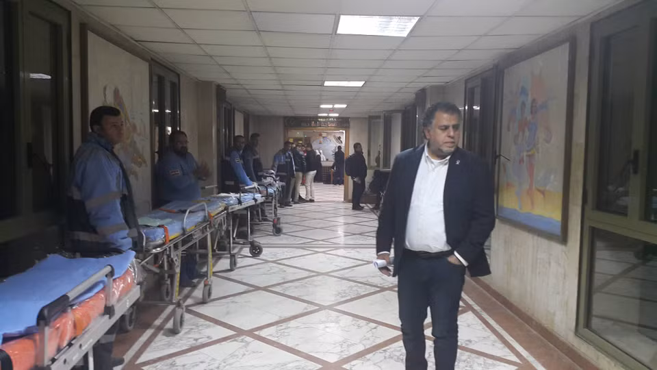 Những người bị thương được đưa tới bệnh viện tại Giza (Ảnh: Anh Tuấn/Cairo)