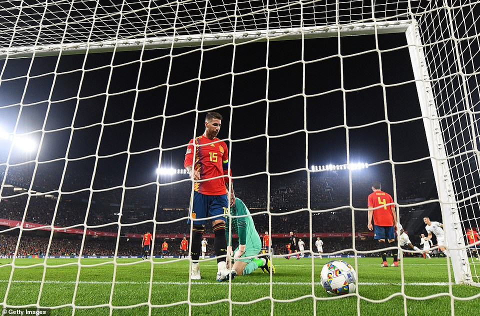 ...để giúp đội tuyển Anh dẫn trước Tây Ban Nha 3-0.