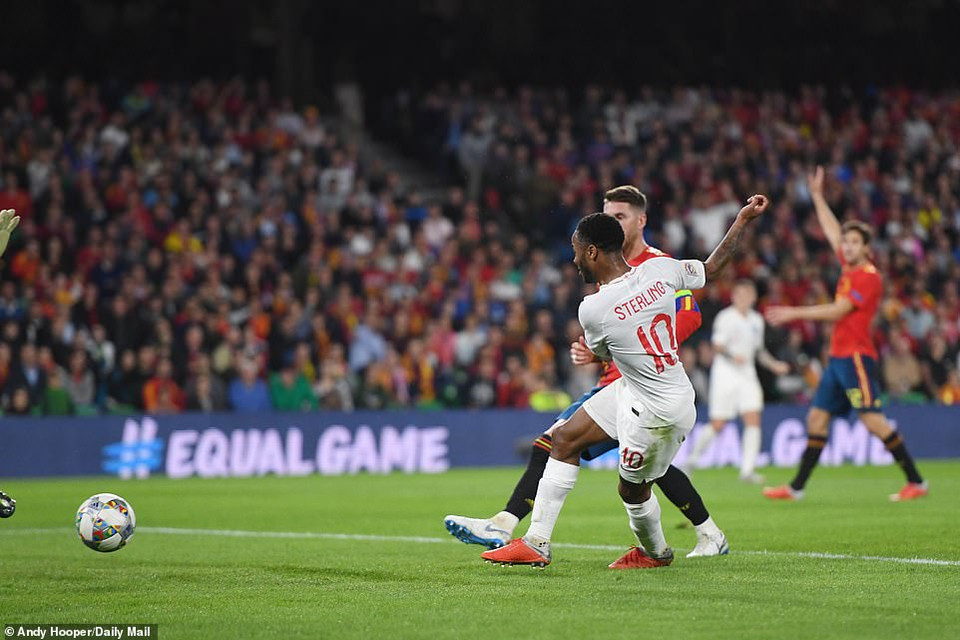 Chỉ đúng 8 phút sau, Sterling tiếp tục 'nổ súng'