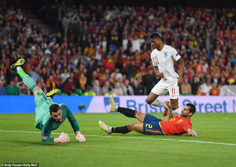 ...với pha nhân đôi cách biệt của Marcus Rashford ở phút 30.