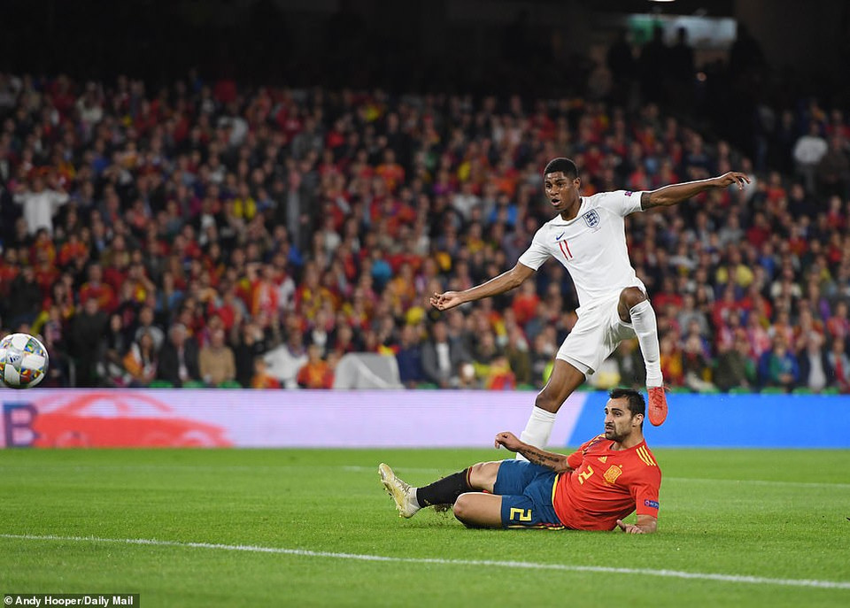 Sau bàn thắng, các cầu thủ Anh thi đấu hưng phấn hơn và họ tiếp tục khiến đội chủ nhà ôm hận...