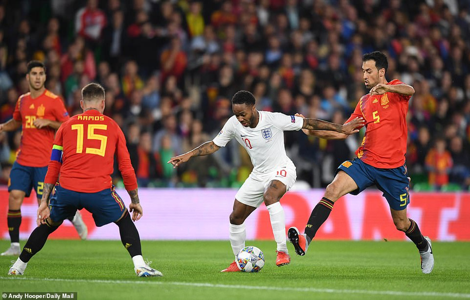 Raheem Sterling thi đấu rất năng nổ ngay sau tiếng còi khai cuộc.