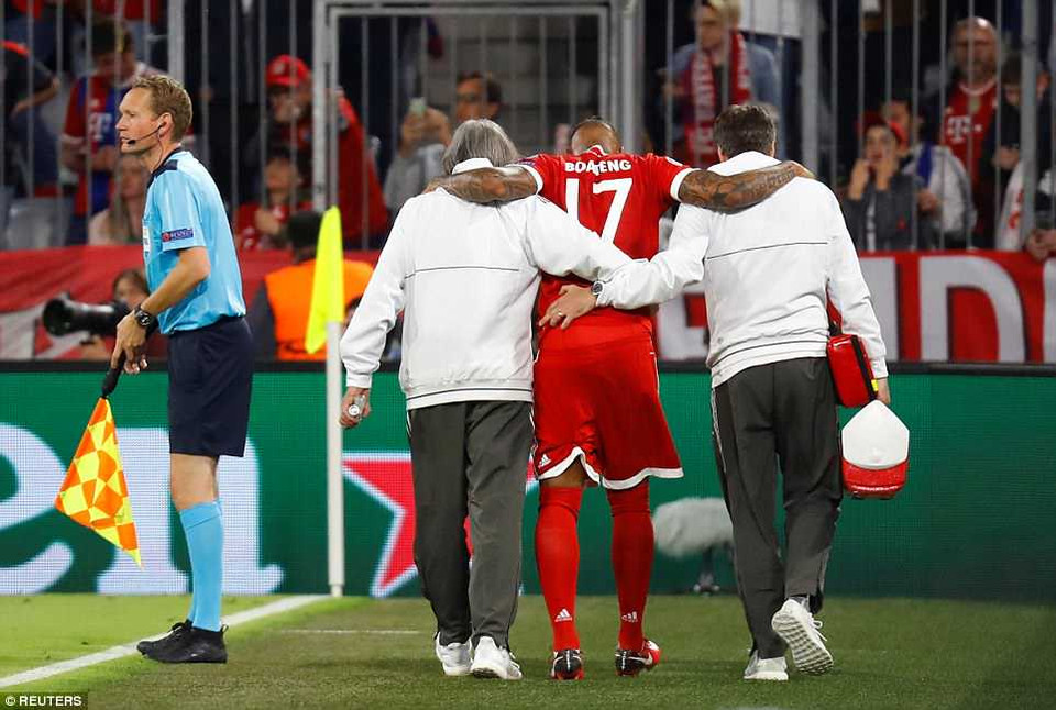 Nhưng chỉ ít phút sau, Bayern lại gặp nạn với việc Boateng phải rời sân vì chấn thương.