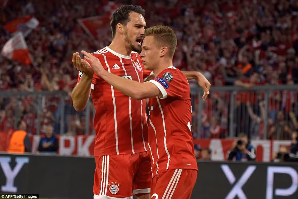 Kimmich ăn mừng cùng Hummels.