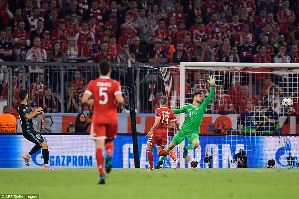 ...và chính ngôi sao trẻ này đã lạnh lùng dứt điểm nâng tỷ số lên 2-1 cho Real Madrid ở phút 56.