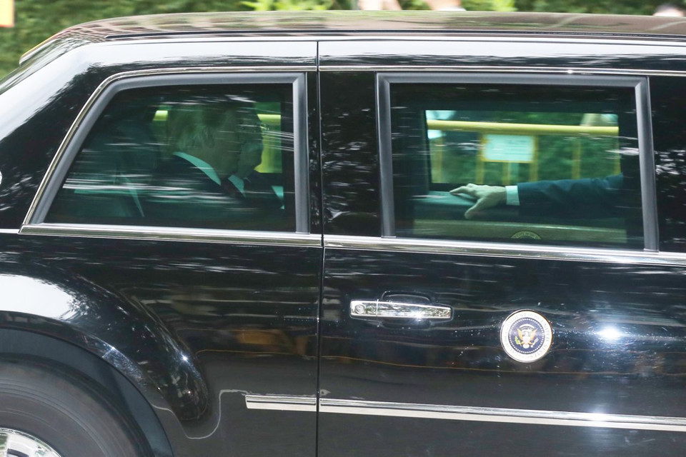 Ông Donald Trump rời khách sạn Shangri-La trên chiếc Limousine 'The Beast.' (Nguồn: Straits Times)